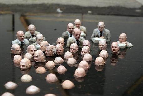 de Isaac Cordal Escupir es bueno
