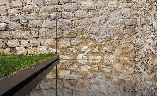 Las paredes de piedra del siglo XVI de este  edificio jus...