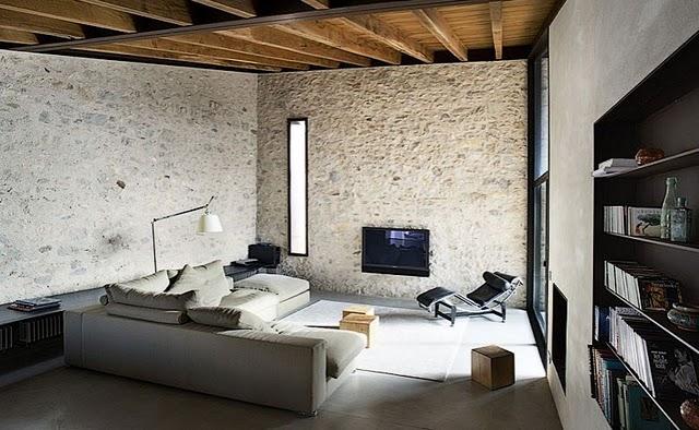 Las paredes de piedra del siglo XVI de este  edificio jus...