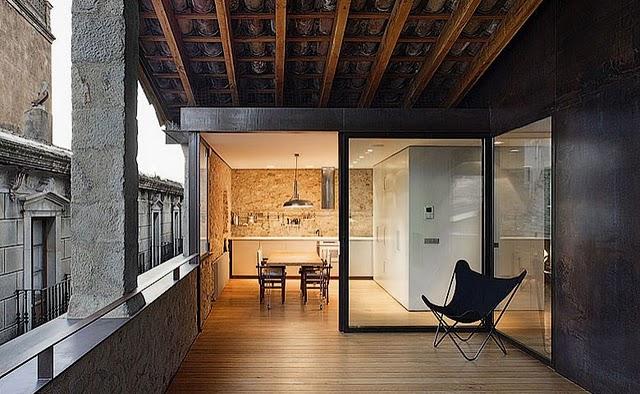 Las paredes de piedra del siglo XVI de este  edificio jus...