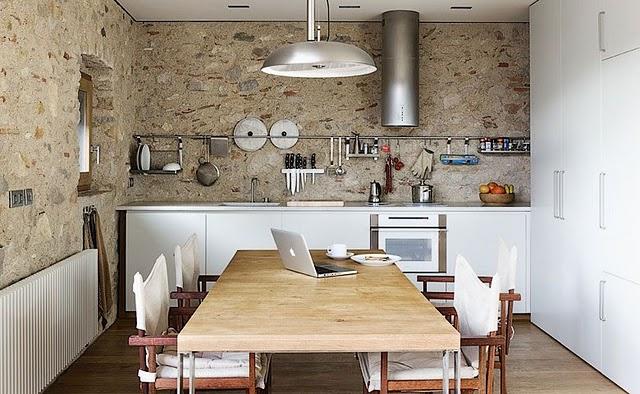 Las paredes de piedra del siglo XVI de este  edificio jus...