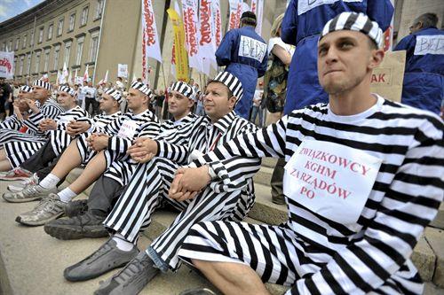 Miles de manifestantes exigen mejoras laborales en Polonia