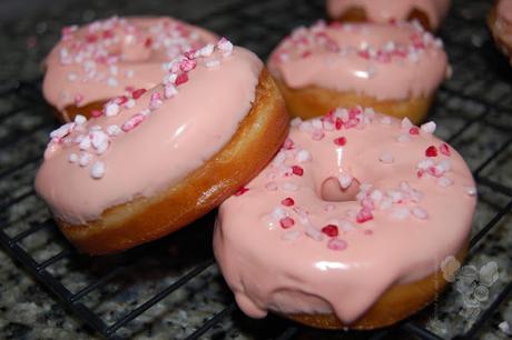 Donuts con glaseado de chocolate rosa