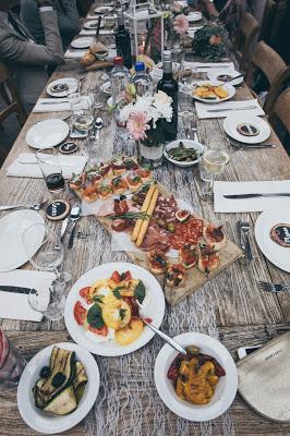Mesa de boda con comida sobre la mesa