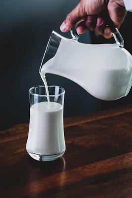 Vaso y jarra con leche