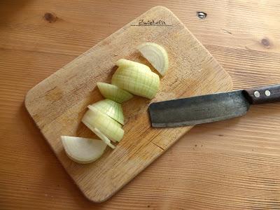 Cebolla cortada sobre  una tabla