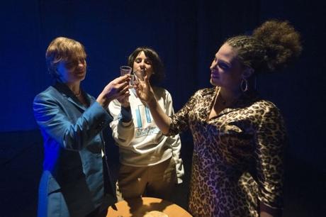 GAM: Tres impostoras suben a escena para preguntarse quienes somos