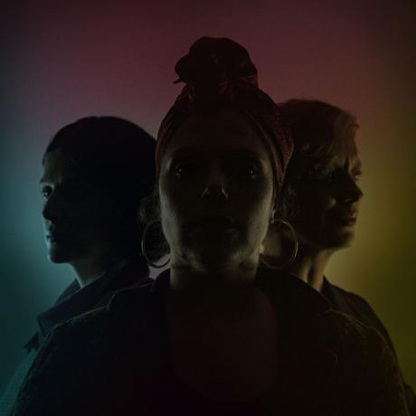 GAM: Tres impostoras suben a escena para preguntarse quienes somos