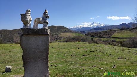 Monolito en recuerdo a los pastores con Picos de Europa por detrás, Cangas de Onís