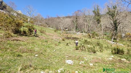 Descenso por pradera hacia la Riega Entrepeñes