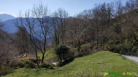 Desvío en la pista hacia la Riega Entrepeñes