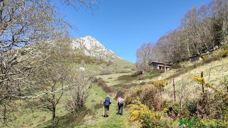 Camino y cabañas en el Prau Antonio