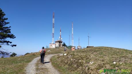 Llegando a las antenas en el Mirador de Següencu