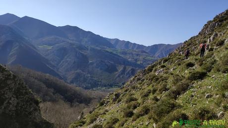 Sendero hacia Tornín desde la Riega Entrepeñes
