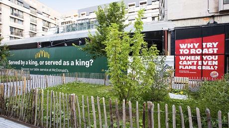 La divertida “batalla publicitaria” de McDonald’s y Burger King en las calles de Bélgica