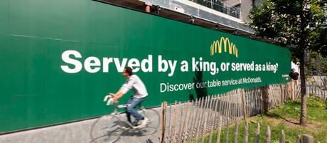 La divertida “batalla publicitaria” de McDonald’s y Burger King en las calles de Bélgica