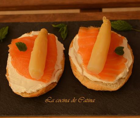Tostas de salmón, espárragos y queso de untar Tostas de salmón, espárragos y queso de untar