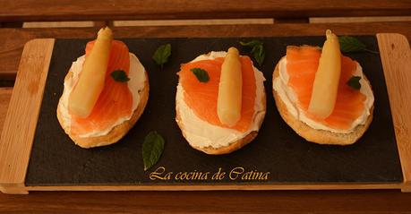 Tostas de salmón, espárragos y queso de untar Tostas de salmón, espárragos y queso de untar