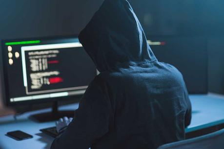 Hacker o ciberdelincuente programando