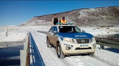 Policias asistieron a una mujer embarazada aislada en un paraje de la Línea Sur