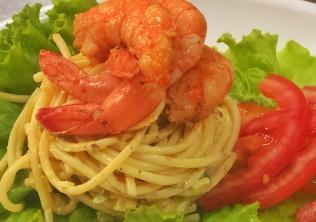 Ensalada fria de pasta cremosa y camarones