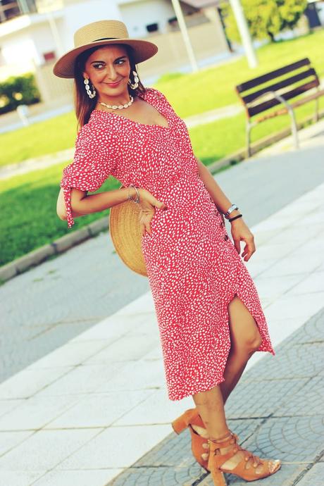 Con vestido con botones y canotier Con vestido con botones y canotier