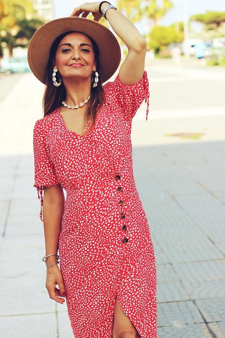 Con vestido con botones y canotier Con vestido con botones y canotier