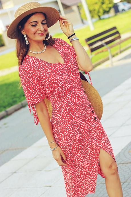 Con vestido con botones y canotier Con vestido con botones y canotier