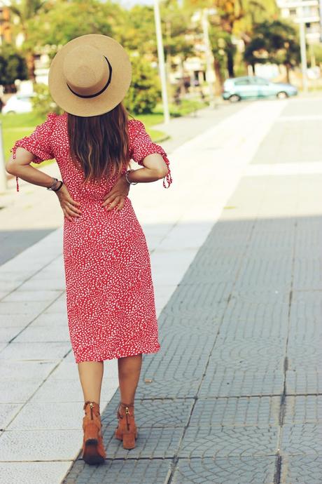 Con vestido con botones y canotier Con vestido con botones y canotier