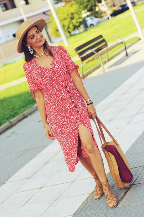 Con vestido con botones y canotier Con vestido con botones y canotier