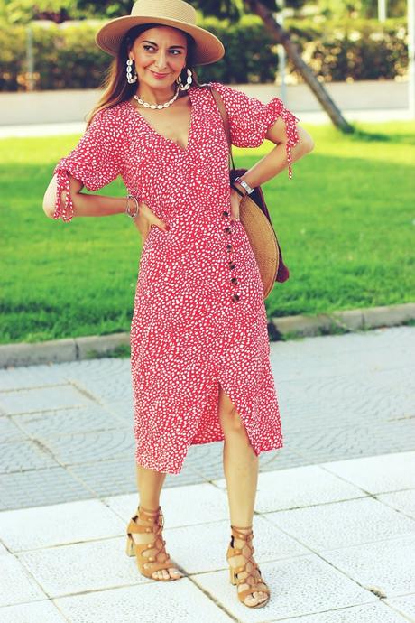 Con vestido con botones y canotier Con vestido con botones y canotier