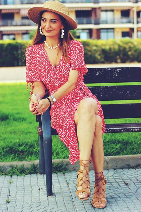 Con vestido con botones y canotier Con vestido con botones y canotier