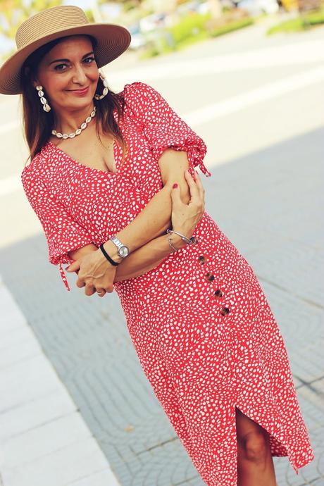 Con vestido con botones y canotier Con vestido con botones y canotier