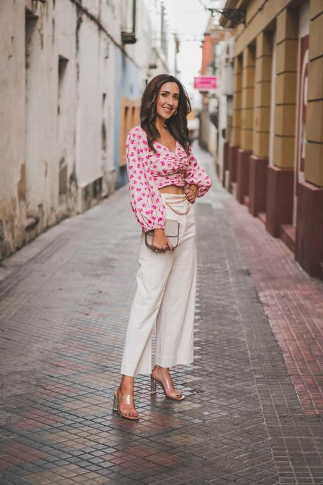 BLUSA ESTAMPADA DRAPEADA ZARA+SANDALIAS DE VINILO pantalones blancos
