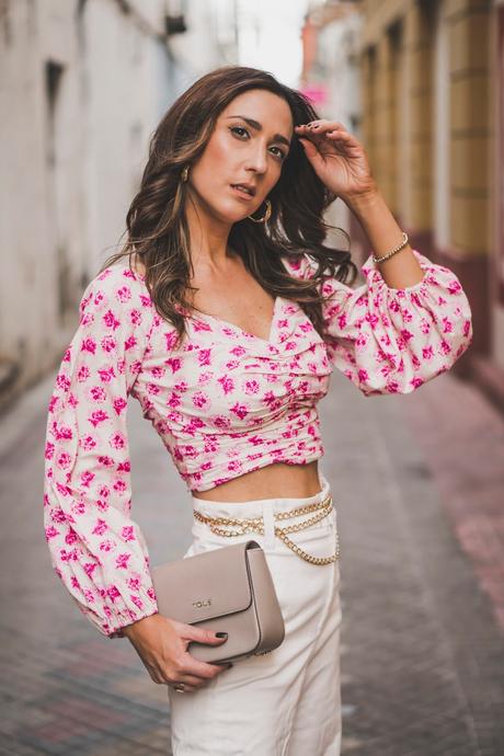 BLUSA ESTAMPADA DRAPEADA ZARA+SANDALIAS DE VINILO white pants