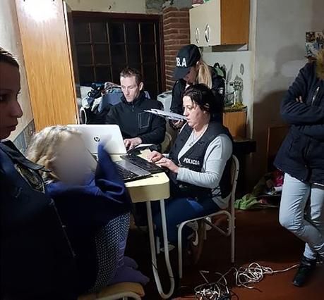 La maestra jardinera al ser detenida en su casa, en pleno operativo.