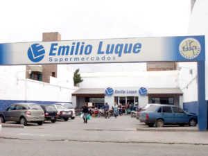 Tensión en Los Vásquez: empleados protestan mientras Luque negocia la venta de los supermercados emilio luque