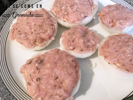 Aros de cebolla rellenos de pollo. Juego de blogueros 2.0