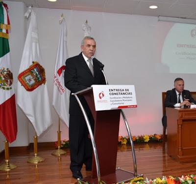 RECIBEN SERVIDORES PÚBLICOS DE PROCOEM CONSTANCIA DE CERTIFICACIÓN COMO MEDIADORES-CONCILIADORES-COMUNITARIOS