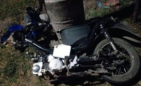 Chocó contra un poste de luz y partió su moto en dos mitades: está grave