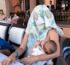 Amamantar en público en España