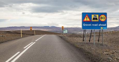 Gravel-Road-Warning.jpg.optimal ▷ Consejos de viaje de Islandia: cosas que debe saber antes de ir a Islandia