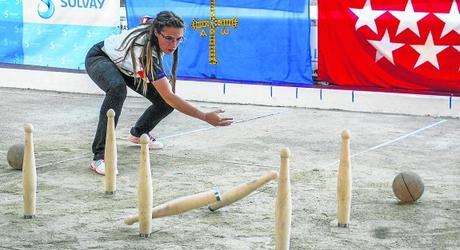 Iris Cagigas, campeona regional de bolos