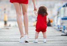 ¿Está bien sostener las manos se su hijo y darle apoyo mientras camina?