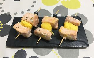Brocheta de salmón al vapor con mango