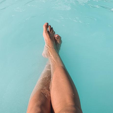 tan-legs-feet-in-pool-water ▷ Alojarse en la Colección Myconian en Mykonos