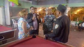 Tras muerte de joven de un disparo, autoridades cierran bar en Balneario Las Marias de Neiba.