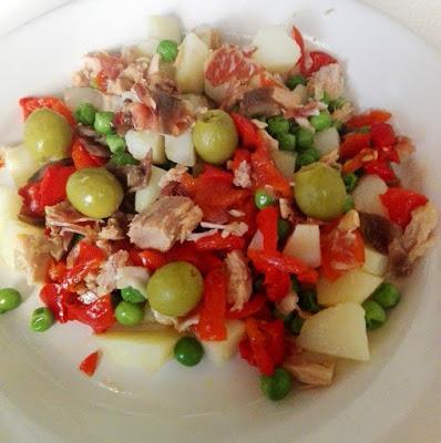 Ensaladilla con piquillos Ensaladilla con piquillos, patatas, guisantes, anchoas, atún, jamón y aceitunas.