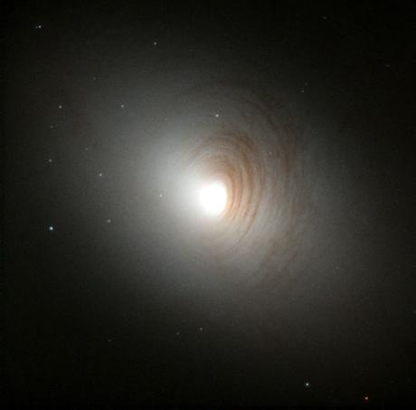 Zoom a La impresionante galaxia lenticular de centauro