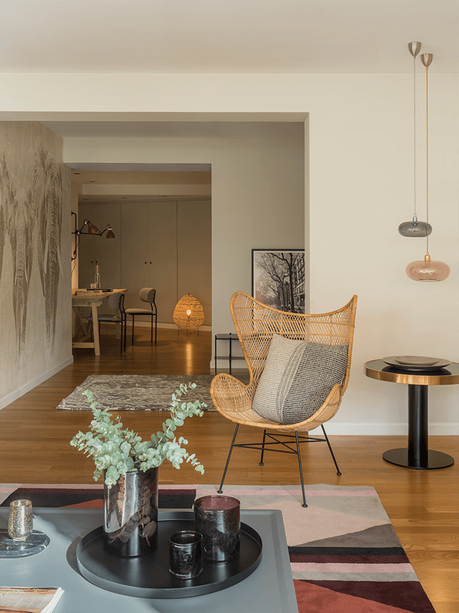 El despacho en el pasillo y los tonos rosados, claves en esta casa Interioristas Decoradores Barcelona | The Room Studio